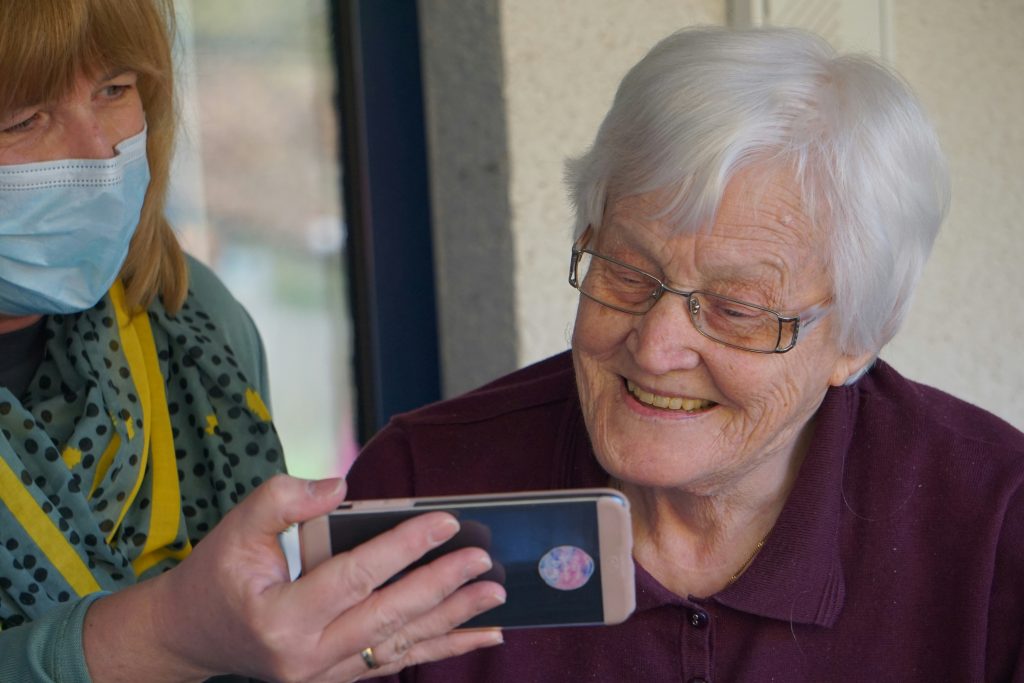 How do i handle dentures if i have arthritis in my hands? How do i handle dentures if i have arthritis in my hands?